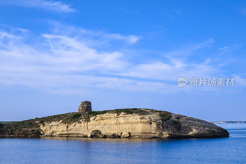 Torre del Pozzo，一个以古老的瞭望塔为特色的海边村庄-撒丁岛，意大利